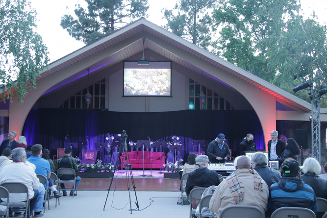 Attendees gather outside with blankets and warm
beverages ahead of the outdoor performance.