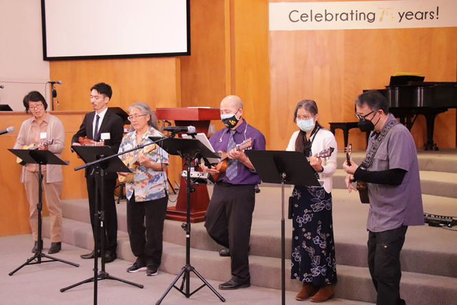 The CJACC ukulele group played an acoustic rendition of “The Old Rugged Cross” for special music.