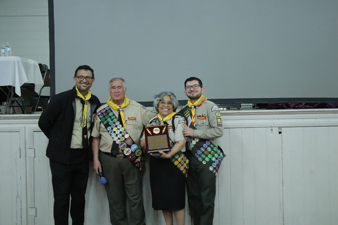 From left to right: Sal Garcia, Javier Elenes, Antonia Elenes, and Matthew Reyes. Javier and Antonia Elenes accept an award for their years of dedicated service. Former PBE and Pathfinder area coordinators, the Eleneses traveled from out of state to participate in this
year’s PBE.