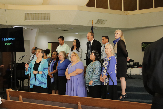 Lancaster choir leads the congregation in the opening song “Majesty.”