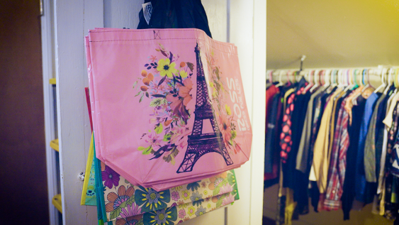 Visitors are provided with tote bags for their items to give them a boutique shopping experience. 