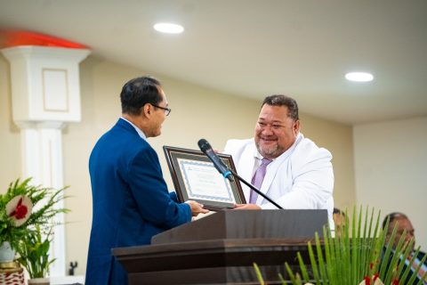 Nguyen presents Mo’unga with a certificate recognizing his appointment at Los Angeles Tongan church.
